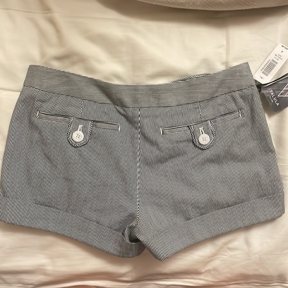 Mini shorts - Picture 3 of 4